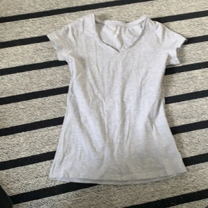 Grå V ringad tröja  - Väldigt fin i grå färg och sitter som en smäck💋⚡️