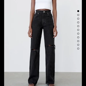 Wide leg jeans  - Wide leg jeans från zara i storlek 32. Knappt använda och ser ut som nya! Dom är klippta efter min längd och jag är 160 med ganska långa ben.
