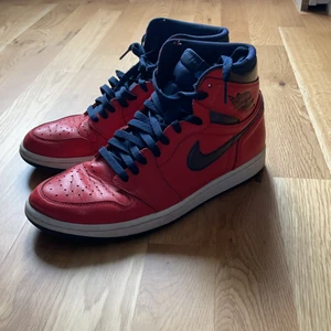 Jordan 1 letterman - Jordan 1 letterman, ganska creased och slitningar på hälen. Storlek 44,5