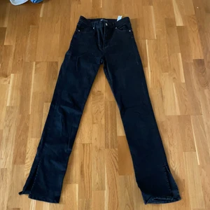 Zara jeans split - Svarta jeans från zara! Storlek 40 men passar mig som oftast bär 36/38! 