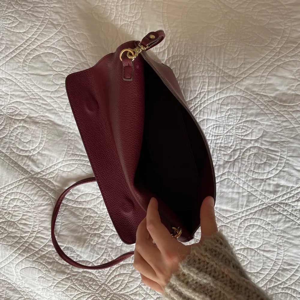 Vinröd handväska från Urban Outfitters! Använd ett fåtal gånger men i fint skick.. Väskor.