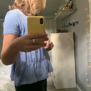 Tröja  - Lånad bild!! Har denna i vit! Säljer min fina tröja från zara som köptes i somras och endast använd en gång💓 tycker inte om den längre därför säljer jag den! Köparen står för frakt! Kom privat för fler bilder💓💓