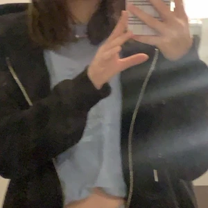 Dragkedje tröja - Säljer denna svarta zipp hoodien som tyvärr knte kommer till så mycket användning längre. Storlek S men är oversized💗 köparen står för frakt