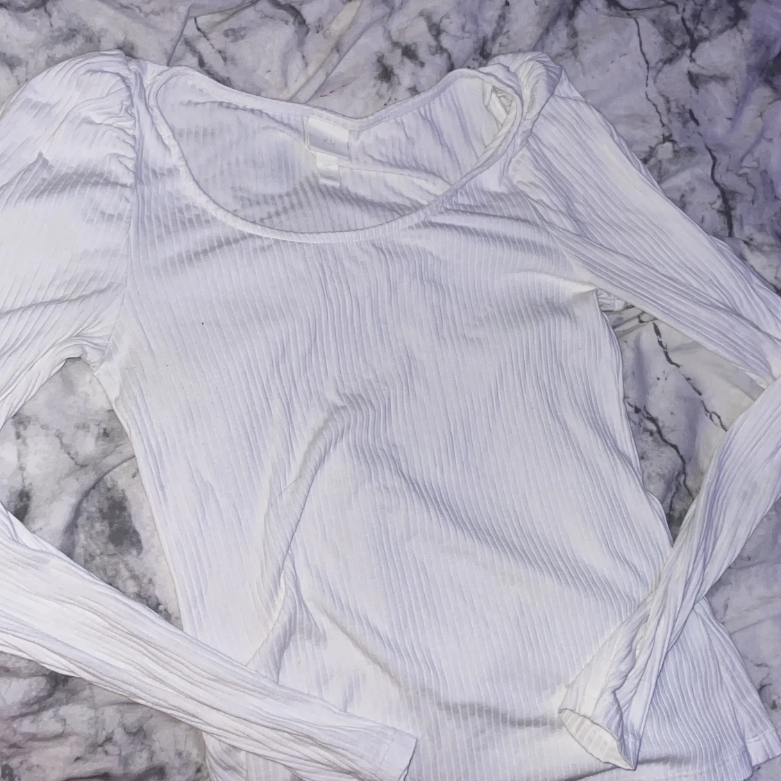 Vite tröja med urringning 