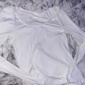 Vite tröja med urringning  - Lite puff på armarna och helt nyskick!<3