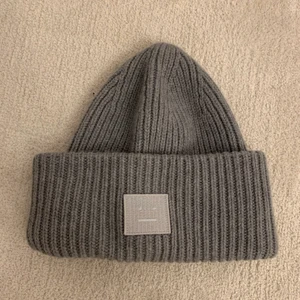Acne mössa - En superfin Acne mössa i ljusgrå, köpt förra vintern och i mycket gott skick! Nypris 1200 kr säljer för 800 kr inklusive frakt.