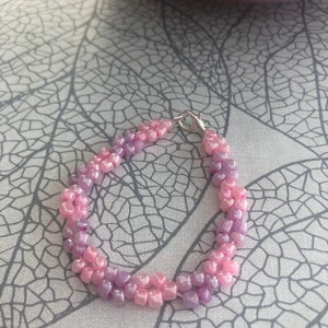 SMYCKEN  - Armband och den mellersta bilden är en fotlänk. 🔥HÄR ÄR NÅGRA AV NYHETERNA PÅ HEMSIDAN🔥 gå in på glossyshopse.storedo.com för att checka de och många andra produkter. SUPERBILLIGA PRISER OCH HANDGJORDA FINA SMYCKEN. PS, Örhängena är nickelfria🌸🤪 HITTA LÄNK TILL HEMSIDAN PÅ INSTAGRAMPROFILEN @glossy.shop.se🫂✨