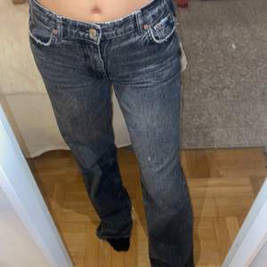 Fina zara jeans, som inte säljs längre! Fint skick!💕