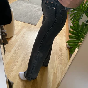 Straight jeans - Grå/svarta straight jeans ifrån gina, storlek xs men passar s också. Köparen står för frakten, kan skicka spårbart 📦