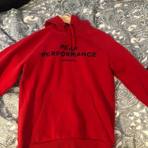 Peak performance hoodie - Säljer min hoodie helt utan slitage pågrund av stilförändring och den samlar bara damm nu helt enkelt. Nypris 1099 kr från care of carl och vid snabb affär kan pris sänkas. Storlek M