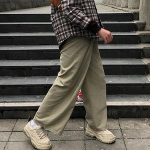 Tygbyxor - Säljer mina älskade byxor med resår i baktill, jag är 180 cm och har storlek 36