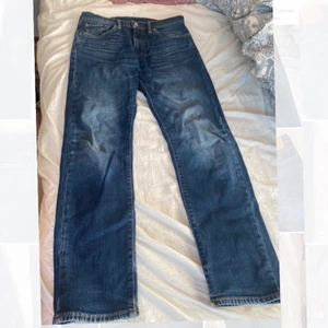 Levis jeans -  Levis jeans i storlek 32/32! Midjemått 84cm och lår 50cm, frakten ligger på 66kr:)  Killmodell men funkar lika bra för tjejer:) 