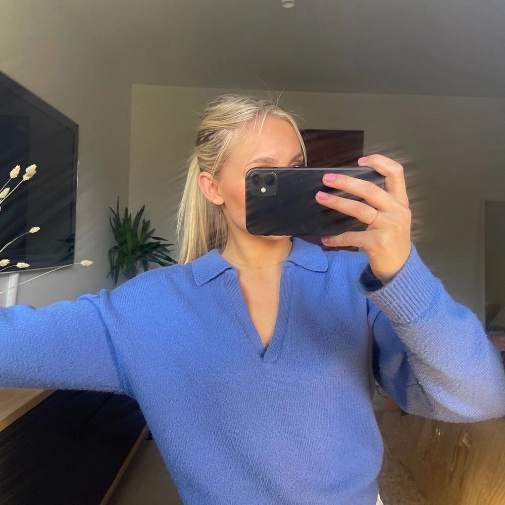 En blå Stickad jätte snygg tröja från Zara💙Slutsåld! Säljer bara vid bra bud! 🤍Budgivningen börjar på (180kr) Sista bilden är Lånad!. Toppar.