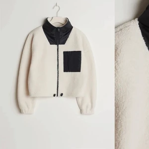 Teddy jacka - Säljer min teddy jacka för den aldrig kommer till användning och skulle nog komma till bättre användning nån annanstans ! Den är som ny💞💞 ny pris 399