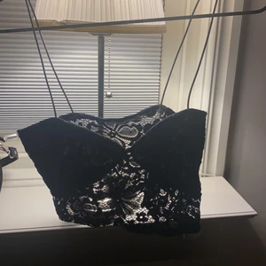 Topp storlek XS - Jätte fin topp till sommarn som är köpt på Nelly.Com, säljer den pågrund av att jag beställde i förliten storlek. Köptes i somras😍