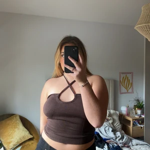 Krysstopp - Brun krysstopp, som går att knytas på många olika sätt. Helt ny och kommer inte till användning. 😋 köpt för 300 och är i bra kvalite.