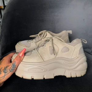 Sneakers - Beiga sneakers med platå