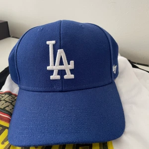 LA Dodgers keps - oanvänd  - Säljer min LA dodgers keps eftersom jag aldrig använder kepsar. Den är helt oanvänd - bara suttit på en hylla som prydnad. Nypris är 350 kr.