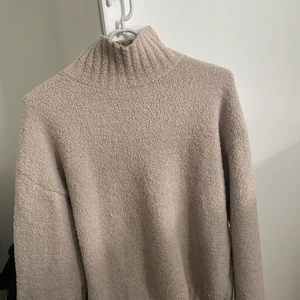 Stickad tröja NAKD - Säljer min skitsnyggga tröja ifrån NAKD, då jag vill köpa nya höst kläder. Köparen står för frakten, 60kr💗