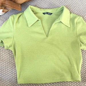 Croptop - Jätte snygg o fin croptop från SHEIN i bekvämt stretchigt material, storlek S passar även xs! 50 kr 🥰