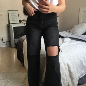 Svarta jeans  - Säljer mina fina byxor då de ej kommer till användning längre. Superfina inget slitage eller något förstört på jeansen. Sitter perfekt i midjan för mig. Kom privat för mer passform. St XS men passar mig som normalt har S 