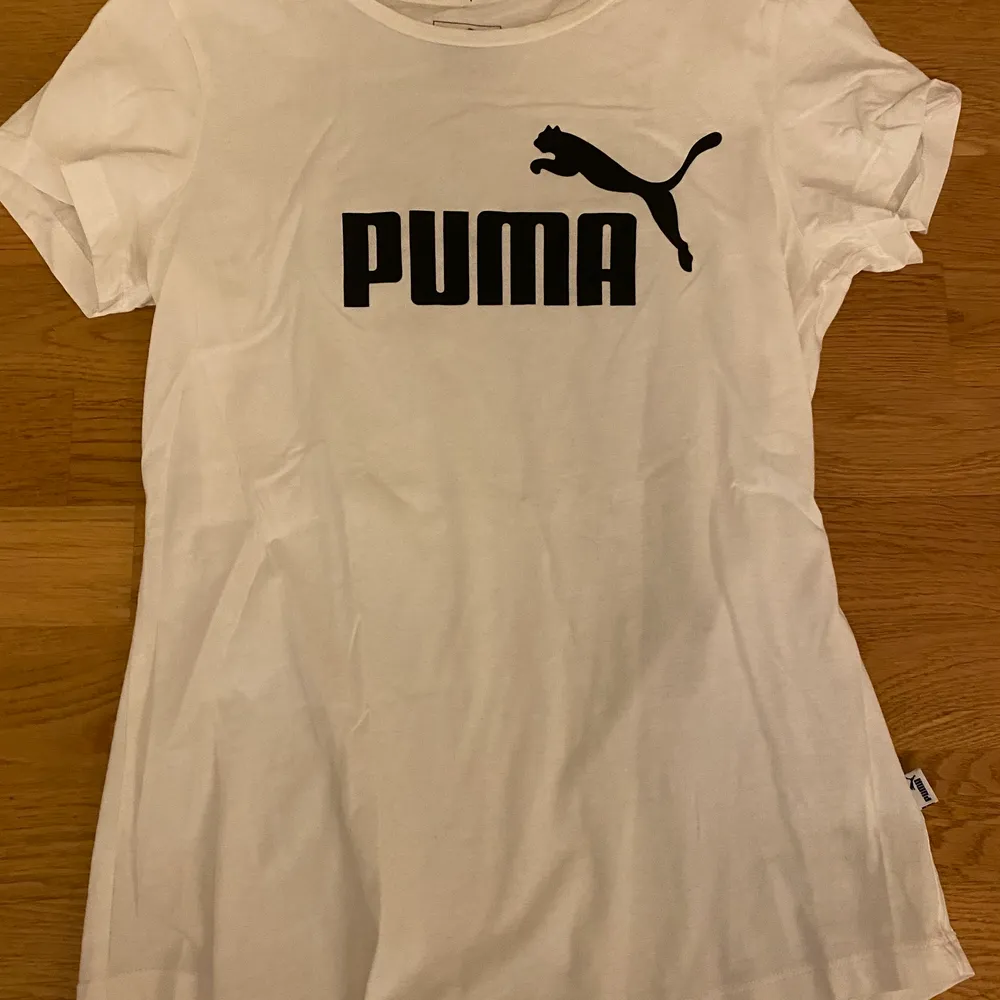 Puma t-shirt använd en gång. Är i jätte fint skick och passar de i storlek S. Passformen är jätte fin och mattetalet är skönt. Går att skicka men då tillkommer frakten.. T-shirts.
