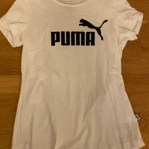 Puma t-shirt  - Puma t-shirt använd en gång. Är i jätte fint skick och passar de i storlek S. Passformen är jätte fin och mattetalet är skönt. Går att skicka men då tillkommer frakten.