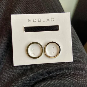 Örhänge   - Örhänge ifrån Lindex, aldrig använda. Köparen står får frakten 