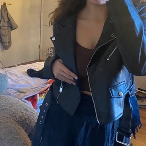 Skinnjacka  - Är egentligen storlek L så den skulle va oversized men är liten i storleken så den passar en S/M. Aldrig använd, prislapp kvar 