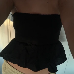 Söt topp - Söt topp med volanger, inga band men sitter på plats. Säljer pga ändrad stil