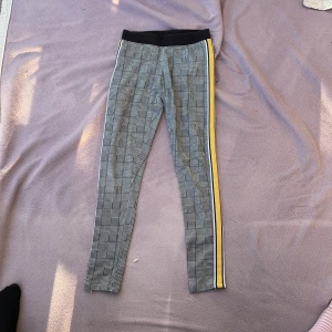 Svart vita leggings byxor - Ett par svart vita leggings byxor från Red & Blue😝gul vit svart rand på båda sidorna☺️använda 7-9 gånger, bra skick💕