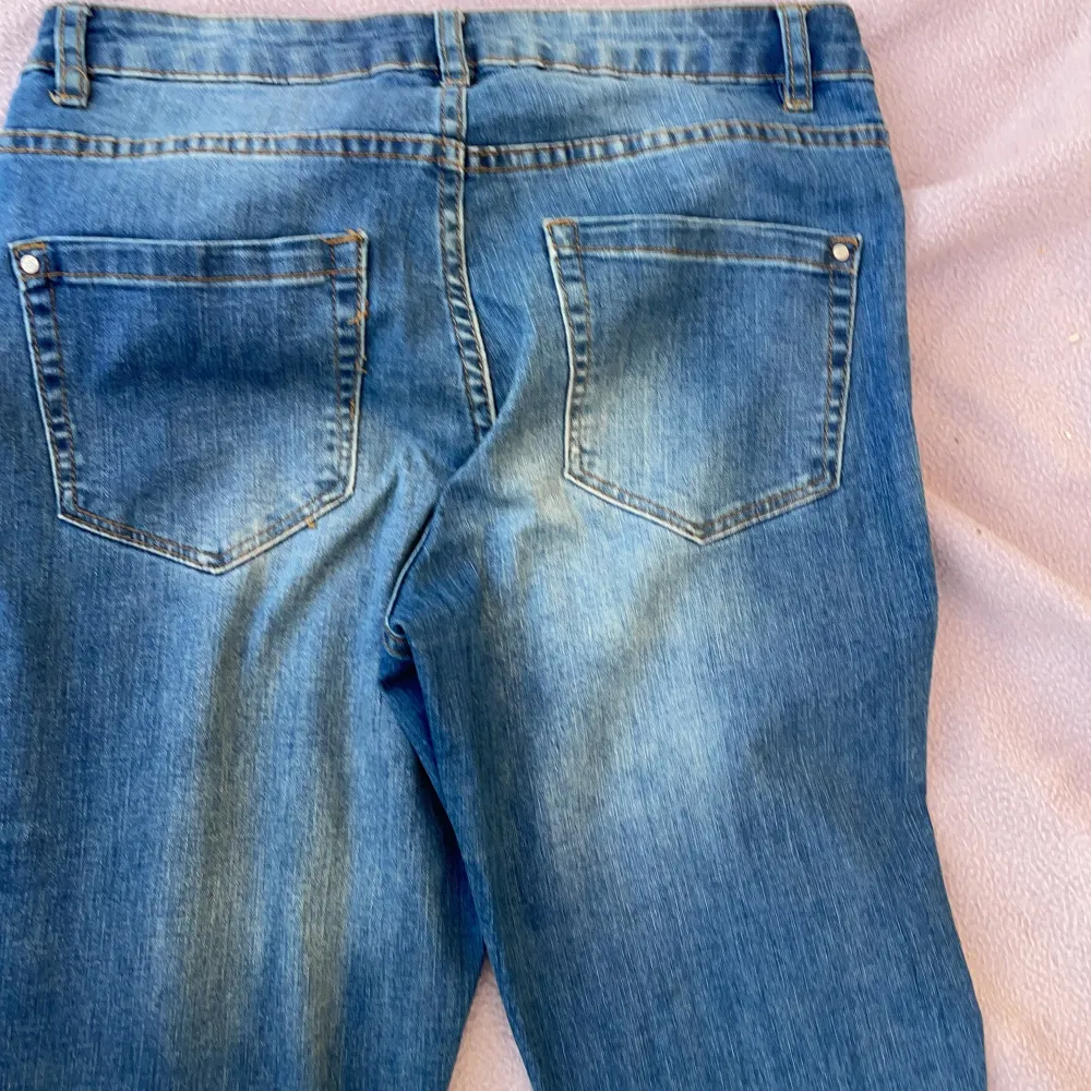 Mörkblåa jeans från esmara. Silver vita metal prickar på fram sidan☺️2 st bakfickor och 2 st fram fickor👍🏻. Jeans & Byxor.