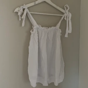 Blus - Söt blus som aldrig är använd✨ frakt inräknat i priset