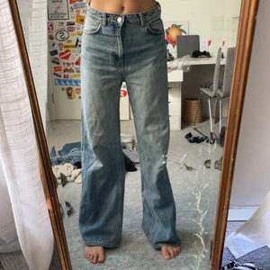 Vida jeans weekday storlek 28/34 - Supersnygga och sköna vida jeans från weekday. Mina favoritjeans länge men säljer för de passar inte riktigt min nuvarande stil. Sparsamt använda. Inga synliga märkningar.