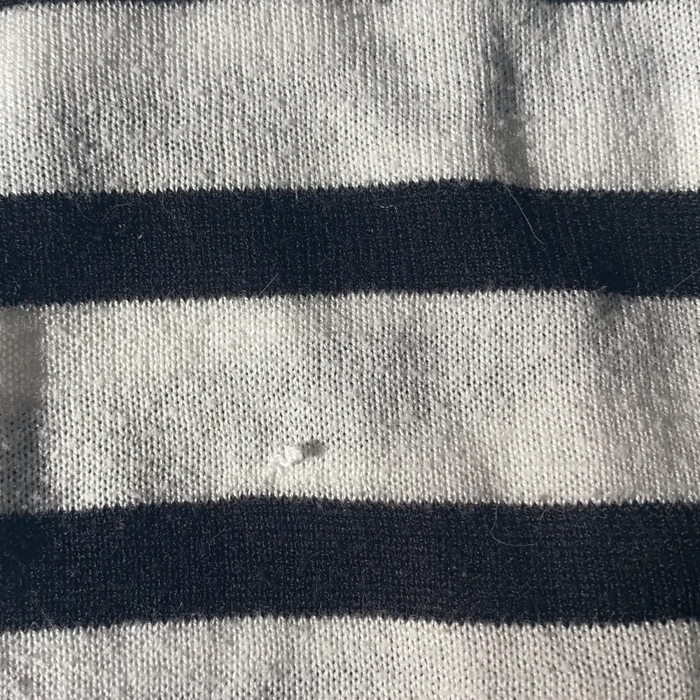 Randig tröja från ZARA i storlek S, passar också XS. På sista bilden (bild 3) kan man se en liten defekt! För mer bilder kontakta mig!💗. Tröjor & Koftor.