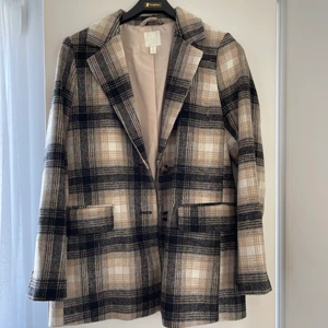 Jacka/kavaj från hm - Rutig jacka från hm! Extremt fin i färgerna, använd få gånger. Pris kan diskuteras 
