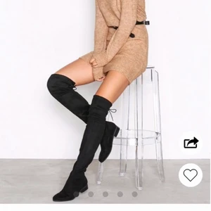 Thigh-high boots! - Supersnygga höga stövlar som går över knäna!! Storlek 38, från Nelly och knappt använda🤩 Väldigt sköna och passar bra att ha över jeans, till kjol eller till klänning. Köparen står för frakt🤍