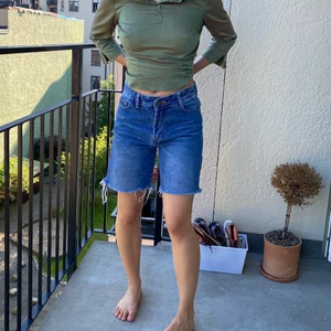  shorts från Lee! - Shorts i längre modell! Jag på bilden är S och 166cm. Möts på söder annars står köparen för frakt på 66kr 💋 fråga för mått. 