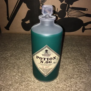 Flaska Med Gift Lampa - Cool lampa i form av flaska med gift. Kopplas in i ett eluttag med vanlig USB sladd, lampans uttag hittar man på baksidan av flaskan. Minns jag rätt så kan den lysa stilla och även flacka/blinka med hjälp av ett knapptryck på flaskan:) (USB sladd medföljer ej)