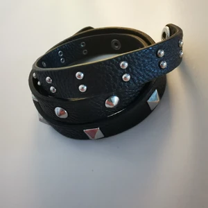 Nitarmband  - Jättefint nitarmband som tyvärr aldrig kommer till användning. 