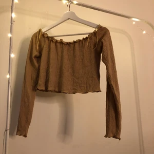 Tröja - En lång ärmar  off shoulder tröja från bikbok i stl m