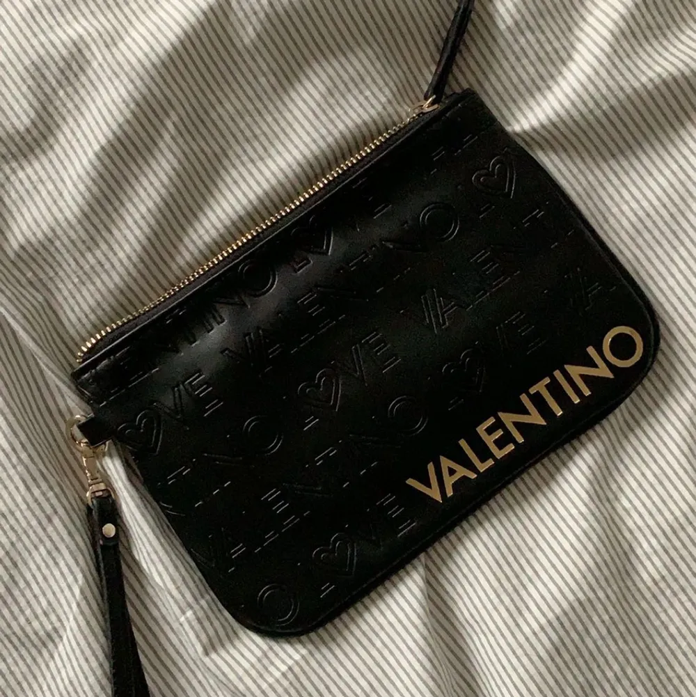 Valentino necessär som går att använda som handväska också, aldrig använt . Accessoarer.