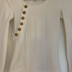 Tröja med knappar på  - Använt få gånger 