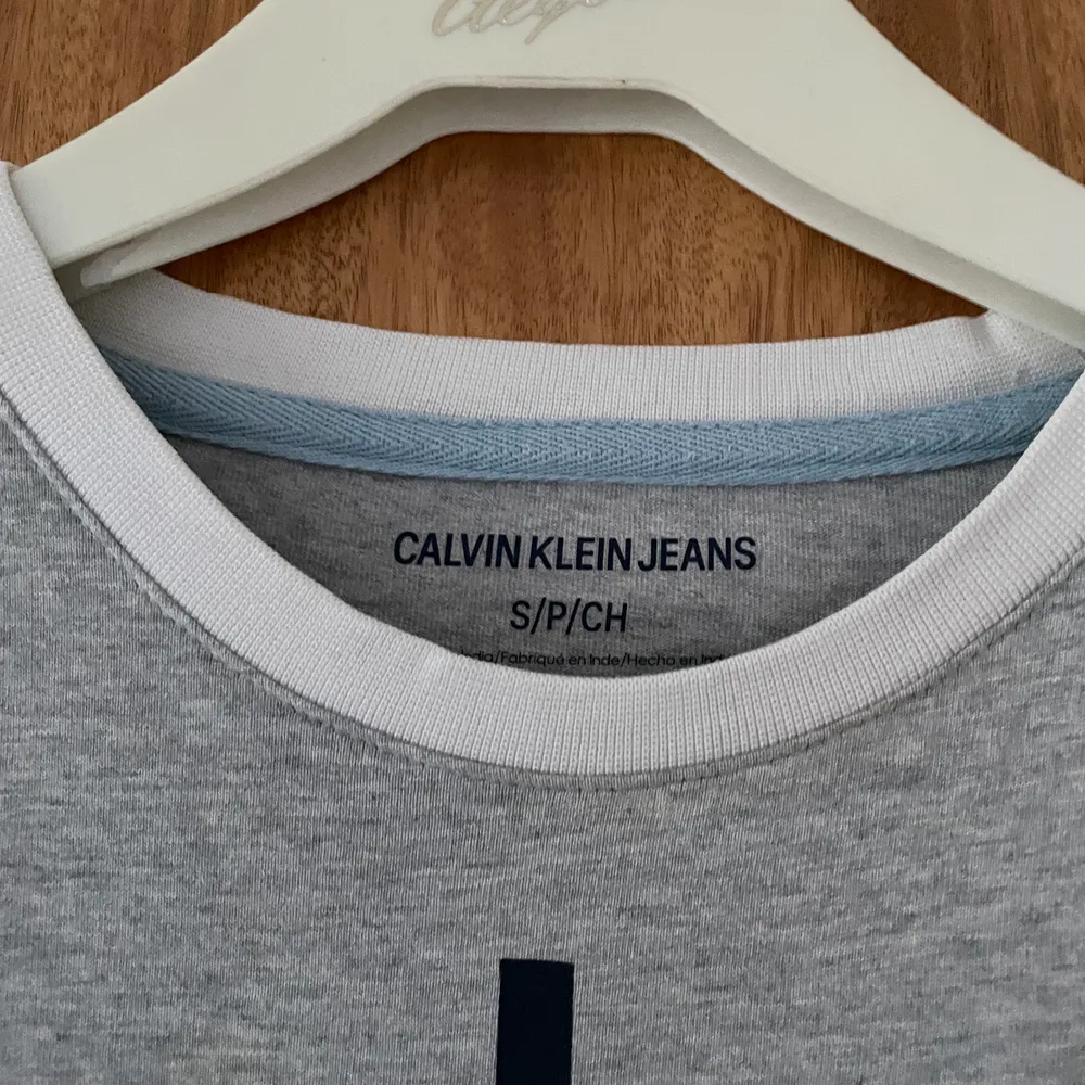 Nästan oanvänd tröja från Calvin Klein Jeans i storlek S. Den var för liten för mig, därför mycket bra skick. Pris inklusive frakt :). Tröjor & Koftor.