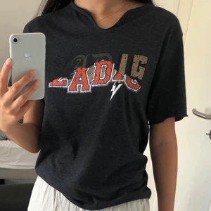 Zadig & Voltaire tshirt - Supersöt äkta Zadig tshirt❤️⚡️Barnstorlek 164 men passar mig väldigt bra som vanligtvis har strl 34🌟 Bara å skriva för fler bilder eller frågor❤️❤️