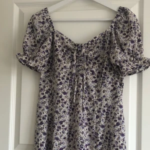 Fin sommarklänning  - Säljer en otroligt fin sommarklänning med fint blommönster, och med en slits. 🌸🌸 Klänningen är i  storlek L men skulle säga att det mer är en S-M i storleken. Köparen står för frakt