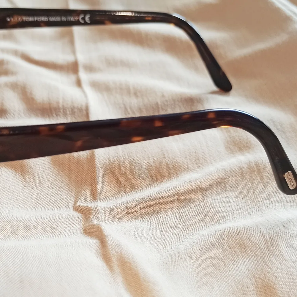 Tom Ford båge i jättefint skick. Glaset kan ersättas med en som passar eller solglas! Tillhörande fordran tillkommer.  Nypris: 3125 kr Storlek 57 Modell TF 5435 Bågform: Cat-eye  