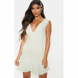 NY! PLT Mintgrön Låg V ringad klänning - Klänningen är oanvänd med prislapp kvar! Materialet är i ett crepe tyg. Säljer då den aldrig kommit till användning❤️‍🔥 ord pris ca 22 pund