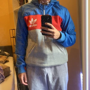 Vintage Adidas hoodie - Vintage adidas hoodie i storlek Medium. Ganska varm, lagom till hösten. Mycket gott skick