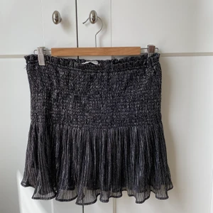 Glittrig kjol - Silverglittrig kjol från Zara, köpt på plick och aldrig använd av mig eller tidigare ägare. Jättesöt och festlig!!💓. BUDGIVNING I KOMMENTARERNA, avslutas ikväll (19:e 22:00)🥰 högsta bud 250kr